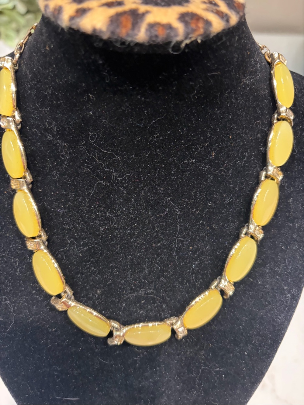 Thermoset Yellow Oval Link Necklace - Women's Fashion Jewelry